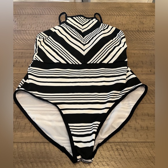 Time and Tru One Piece - Picture 4 of 4